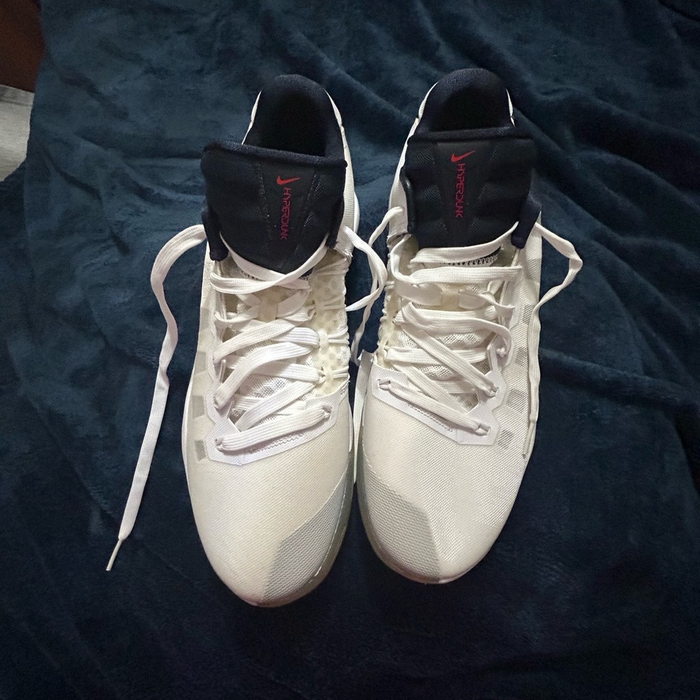 Nike White Athletic Shoes Sleek Design